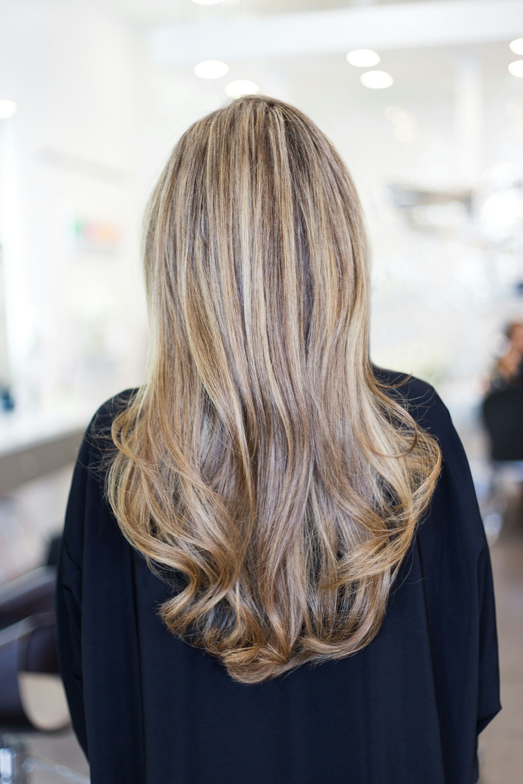 Longs cheveux blonds balayés, vus de dos