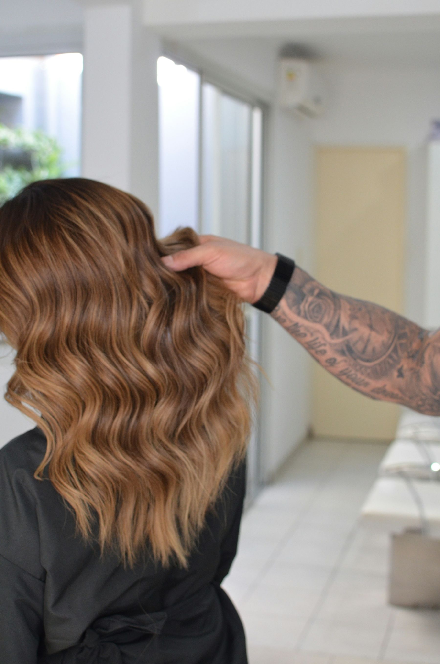 Longs cheveux ondulés châtain aux reflets caramel