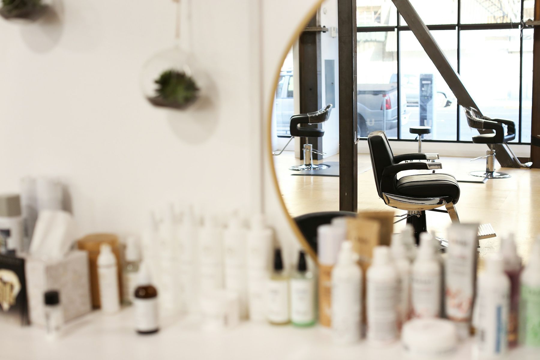 Le grand miroir rond du salon, qui reflète les fauteuils
